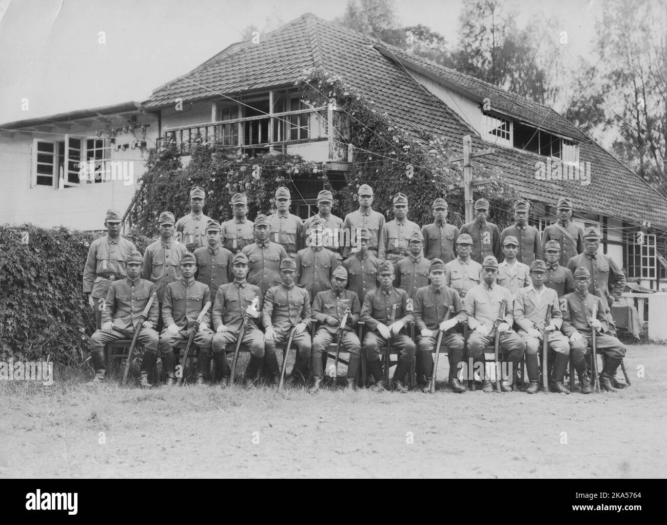 Pazifikkrieg, 1941-1945. Die Kader des Imperial Japanese Army 230. Infantry Regiment fotografiert in Sumatra, Niederländisch-Indien, 1942. In der Mitte der ersten Reihe sitzt der Kommandant des Regiments – Oberst Shoji. Das Infanterie-Regiment 230. wurde Ende der 30er Jahre in Shizuoka aufgezogen und erlebte seine erste Aktion in China. Mit dem Ausbruch des Pazifikkrieges im Dezember 1941 nahm das Regiment an der Schlacht von Hongkong Teil, gefolgt von der Invasion der Niederländischen Ostindien und später der Guadalcanal-Kampagne, wo sie schwere Verluste erleiden sollten, bevor sie sich von der Insel zurückzogen. Stockfoto