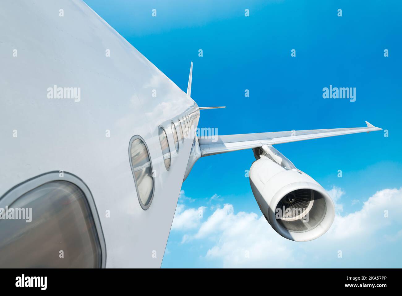 Großen Passagierflugzeug in den blauen Himmel fliegen Stockfoto