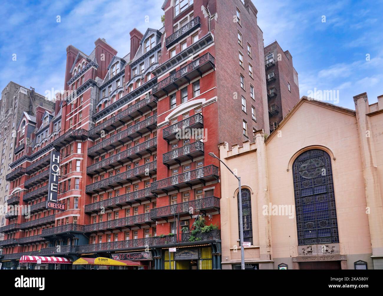 New York, NY - Oktober 2022: Das Hotel Chelsea in Manhattan wurde 1880s erbaut und war die ehemalige Residenz vieler berühmter Schriftsteller und Künstler Stockfoto