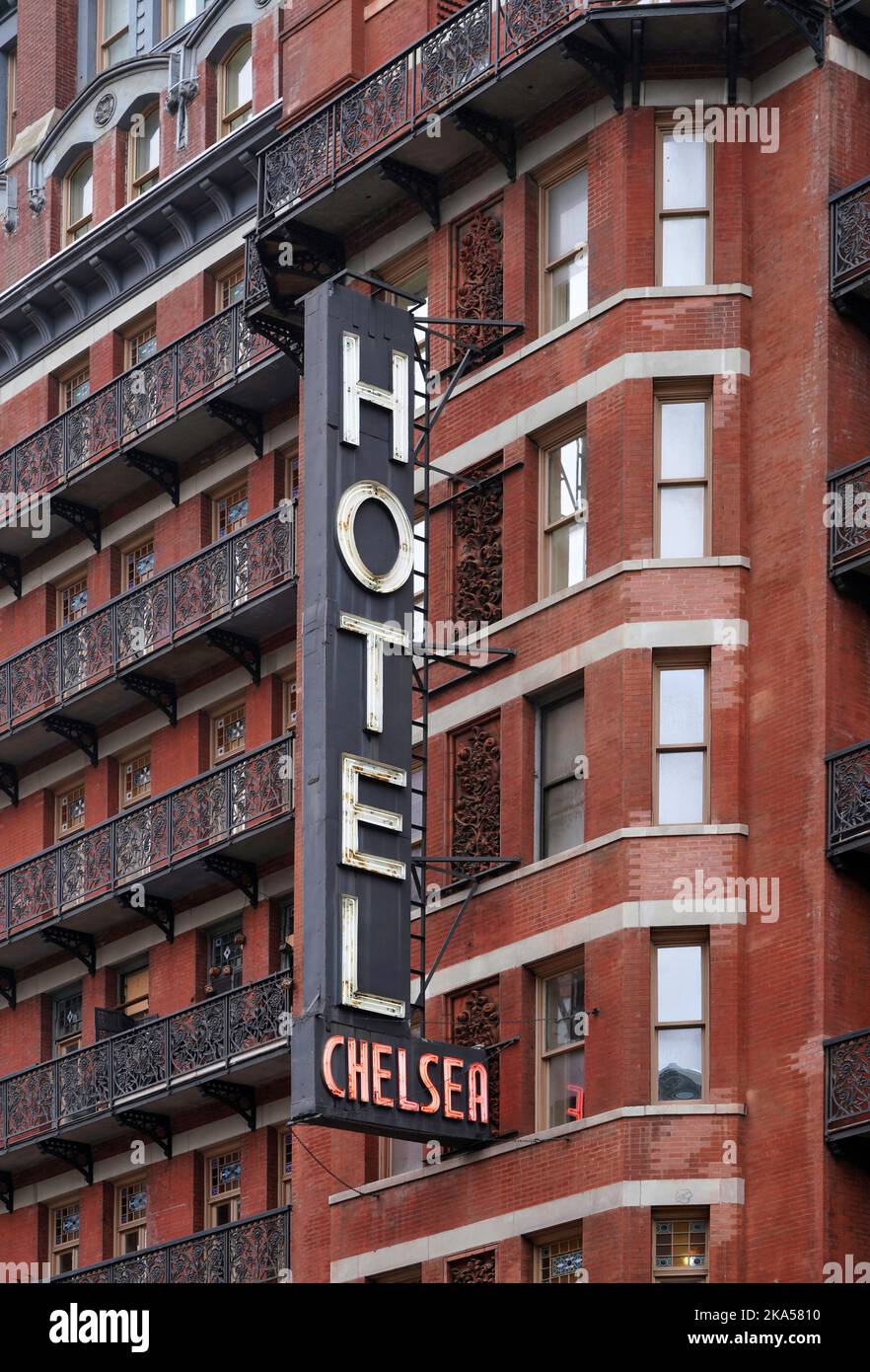 New York, NY - Oktober 2022: Das Hotel Chelsea in Manhattan wurde 1880s erbaut und war die ehemalige Residenz vieler berühmter Schriftsteller und Künstler Stockfoto