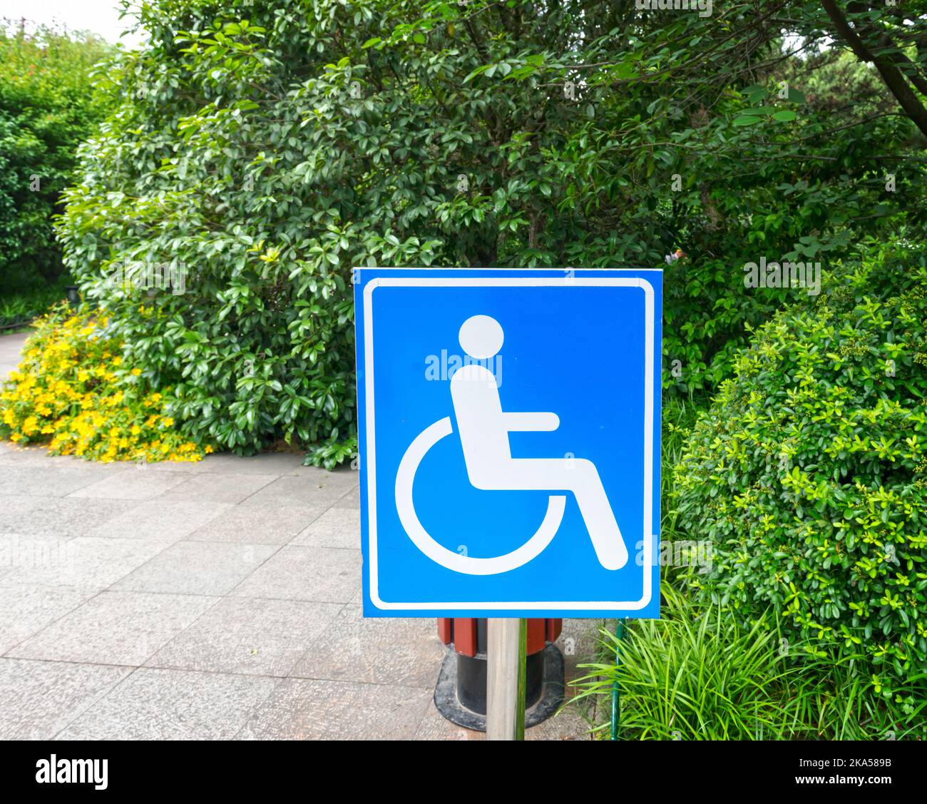Verwendung von Rollstuhlrampe (barrierefrei) Stockfoto