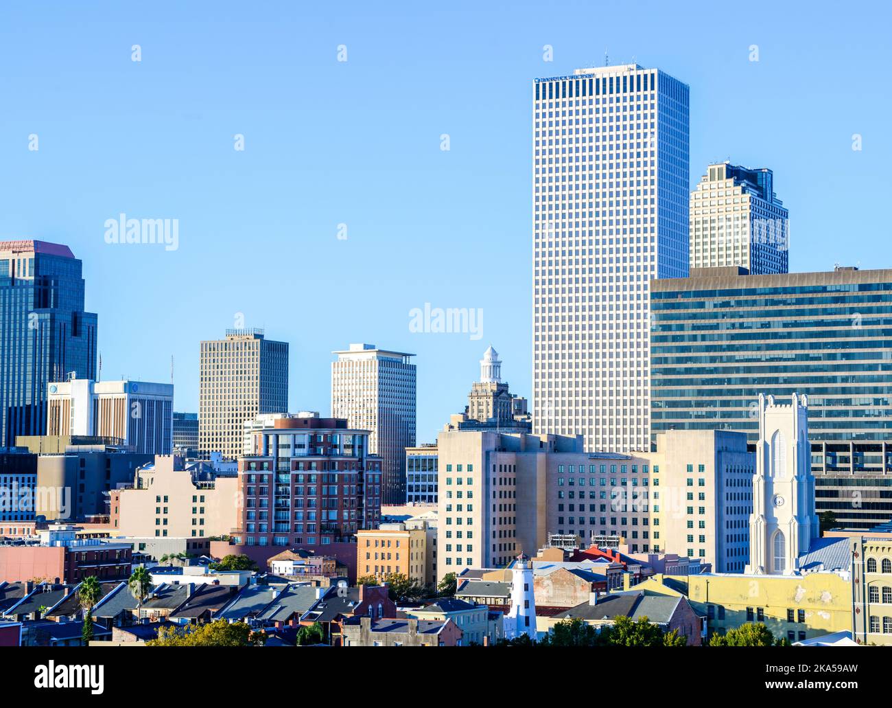NEW ORLEANS, LA, USA - 25. OKTOBER 2022: Stadtbild mit Luftaufnahme von Innenstadtgebäuden am späten Nachmittag Stockfoto