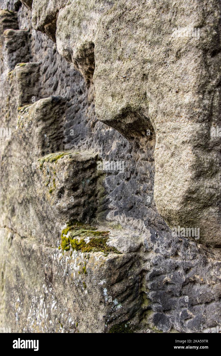 Struktur der Außenseite das historische Haus mit den Resten einer Treppe in der Wand Stockfoto