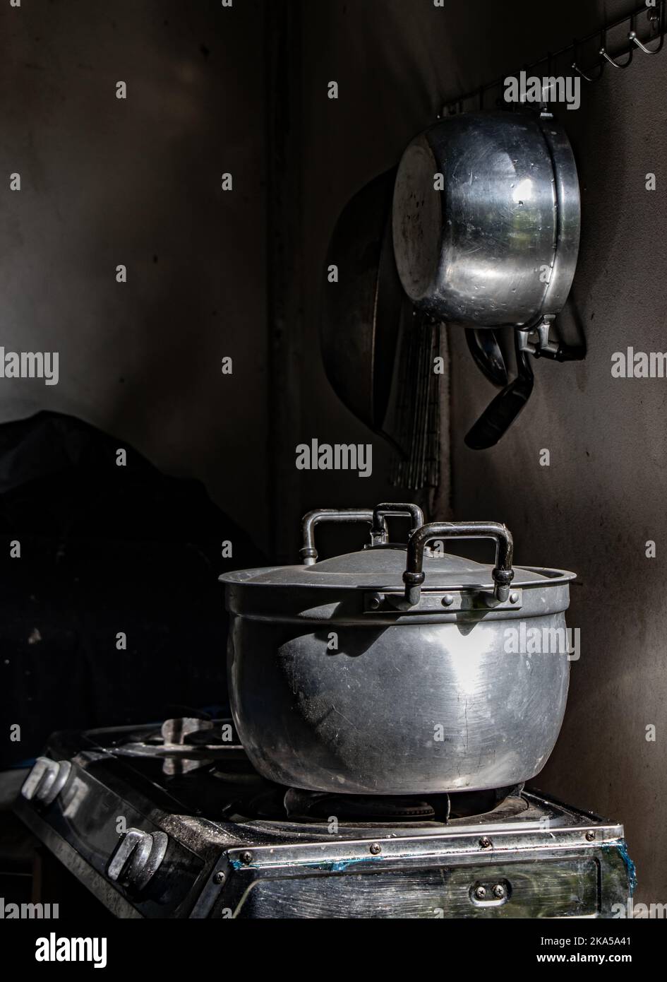Eine ländliche Küche mit dem Aluminiumtopf auf dem Herd Stockfoto