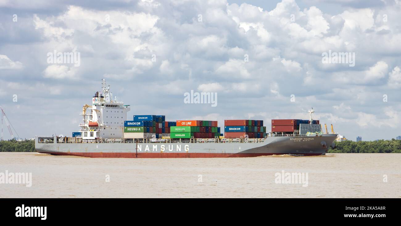 SAMUT PRAKAN, THAILAND, OCT 07 2022, das Schiff Typ Containerschiff STARSCHIFF TAURUS, das mit Containern beladen ist, segelt vom Chao Phraya River Stockfoto