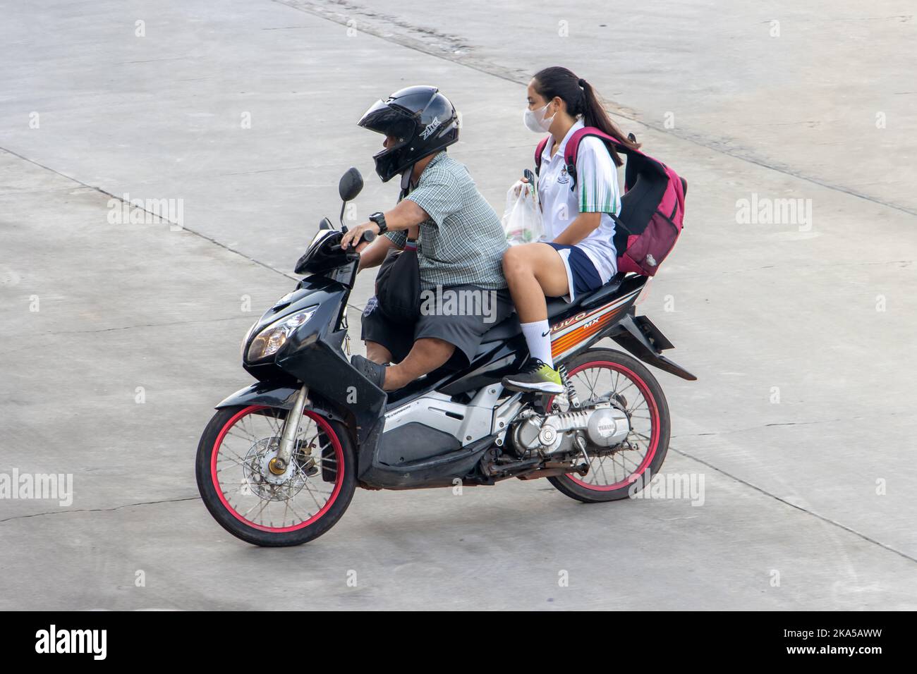 SAMUT PRAKAN, THAILAND, SEP 23 2022, Ein kurzer Mann fährt mit einem Mädchen ein Motorrad Stockfoto