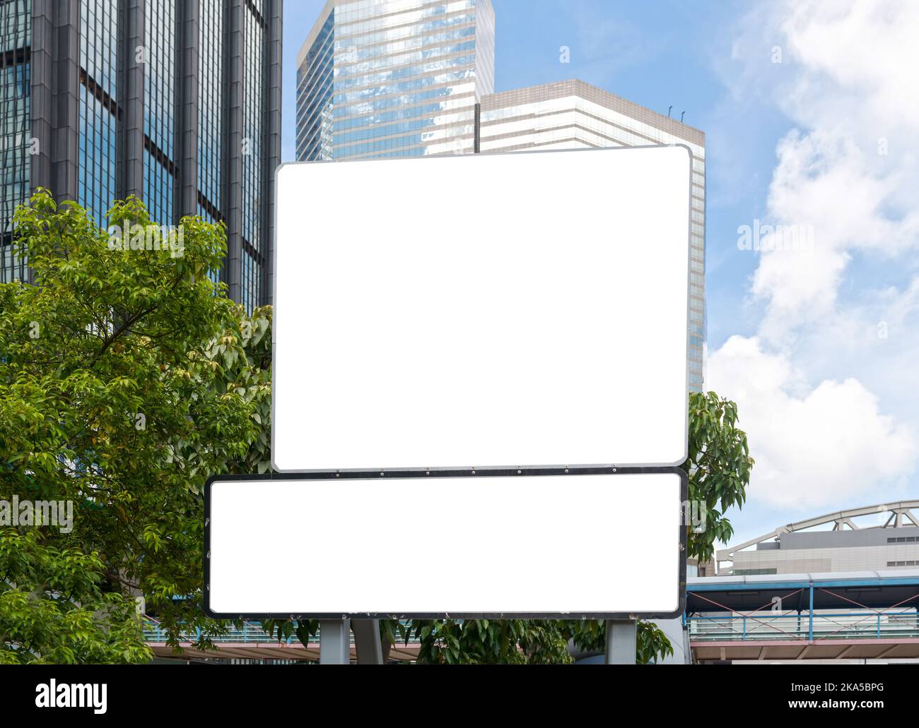 Modernes Gebäude mit Plakatwänden für Ihren Text Stockfoto