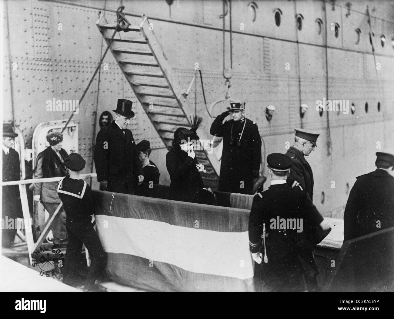 Woodrow Wilson, der ein Schiff aussteigt. Dieses Foto stammt aus dem Jahr 1921, als Wilson 65 Jahre alt war Stockfoto