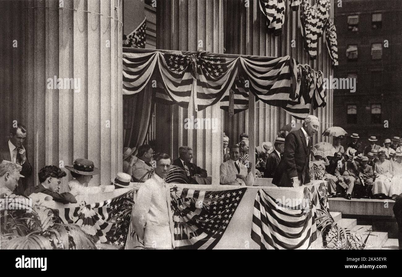 Präsident Wilson hielt seine Rede zum Flag Day 1915 von den Stufen des US-Finanzgebäudes in Washington aus. Stockfoto
