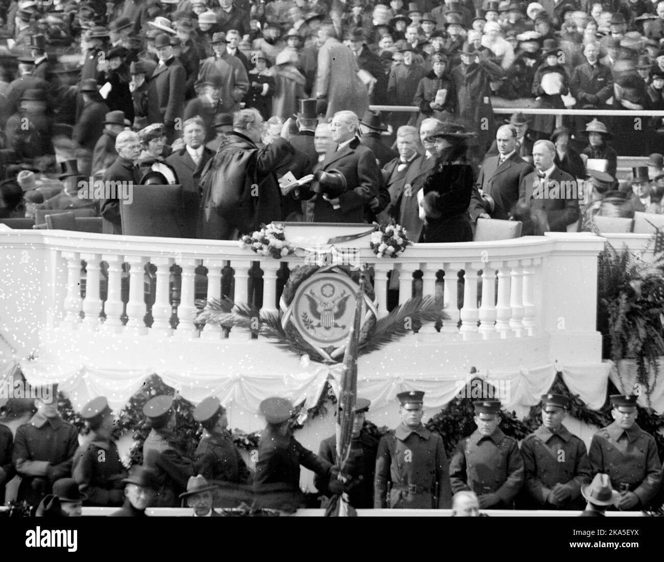 Woodrow Wilson wird vom Oberrichter Edward Douglass White auf seine zweite Amtszeit als Präsident der Vereinigten Staaten vereidigt. Stockfoto