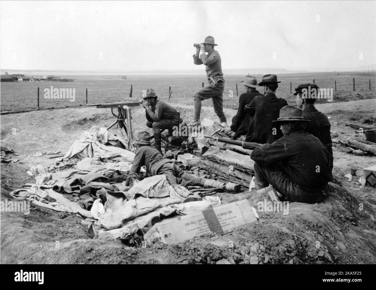 National Guardsmen mit einem Maschinengewehr von M1895 auf dem Water Tank Hill, einer erhöhten Position, die die Zeltkolonie Ludlow überragt, 1914. Stockfoto