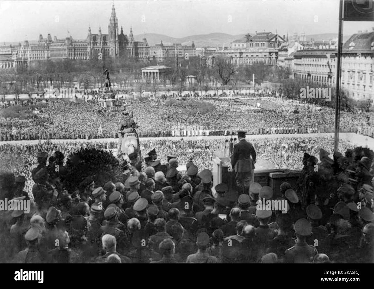 Nach dem Anschluss, der formellen Annexion Österreichs durch Nazi-Deutschland am 15.. März 1938, versammeln sich in Wien Menschenmengen, um Hitler zu hören. Foto Bundesarchiv, Bild 183-1987-0922-500 Stockfoto