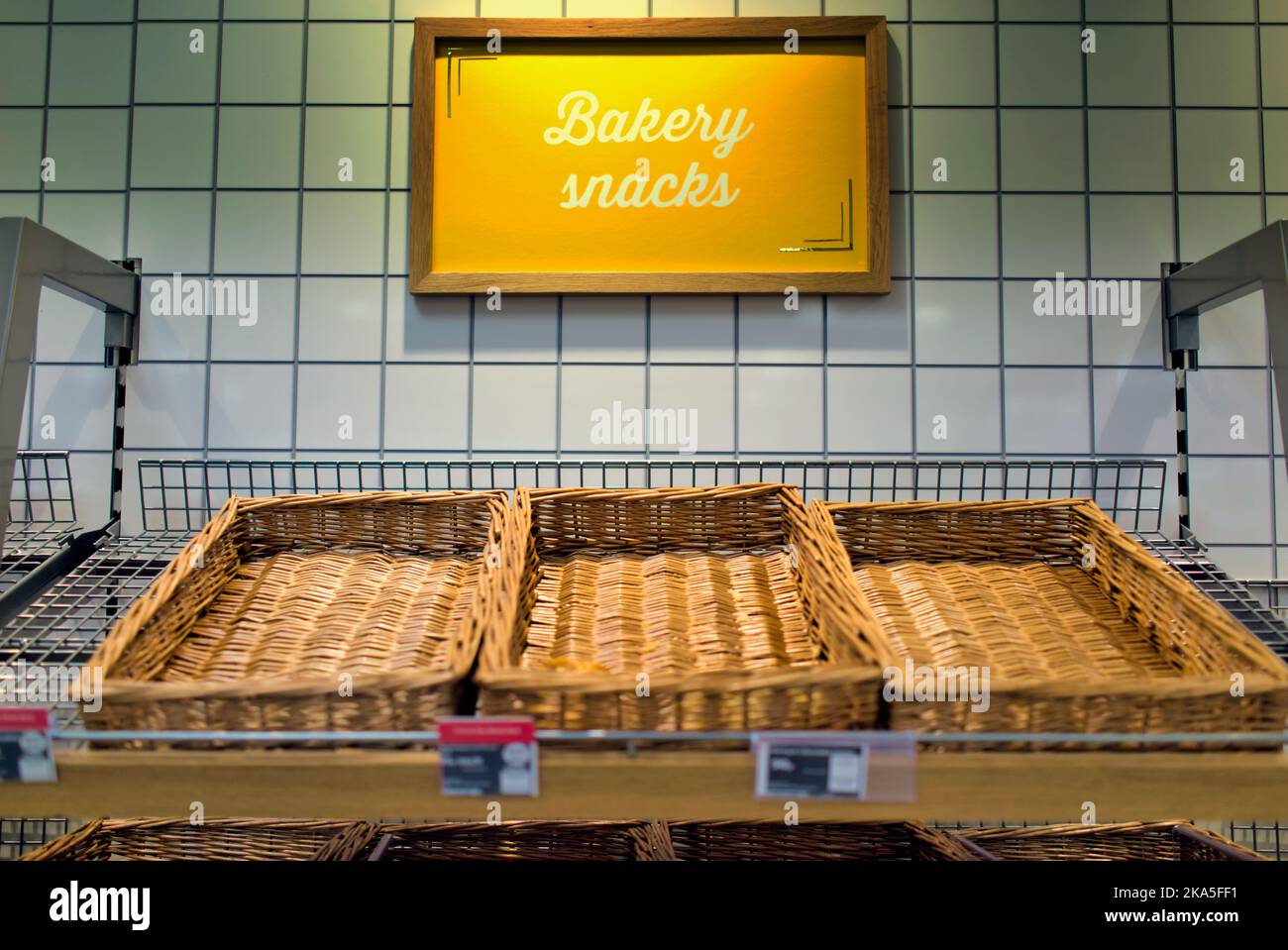 Leere Regale Bäckerei Snacks Versorgung Probleme Krieg Panik Kauf etc Stockfoto