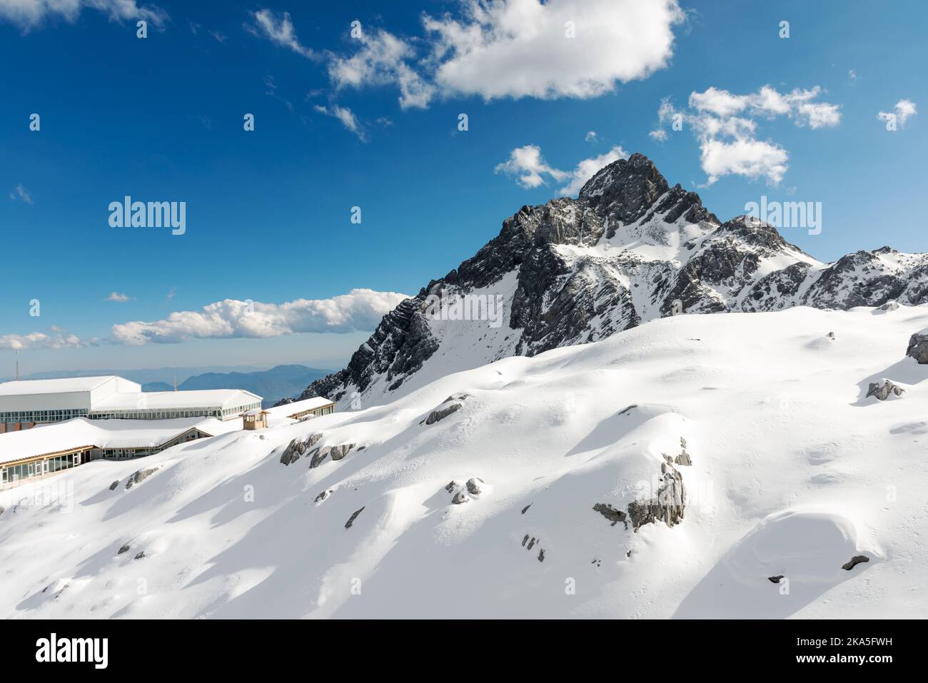 Hohe Berge unter Schnee Stockfoto