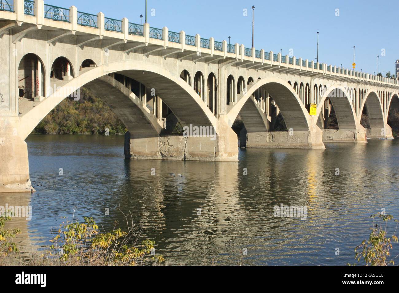 Die Universitätsbrücke über den South Saskatchewan River in Saskatoon, Saskatchewan, Kanada Stockfoto