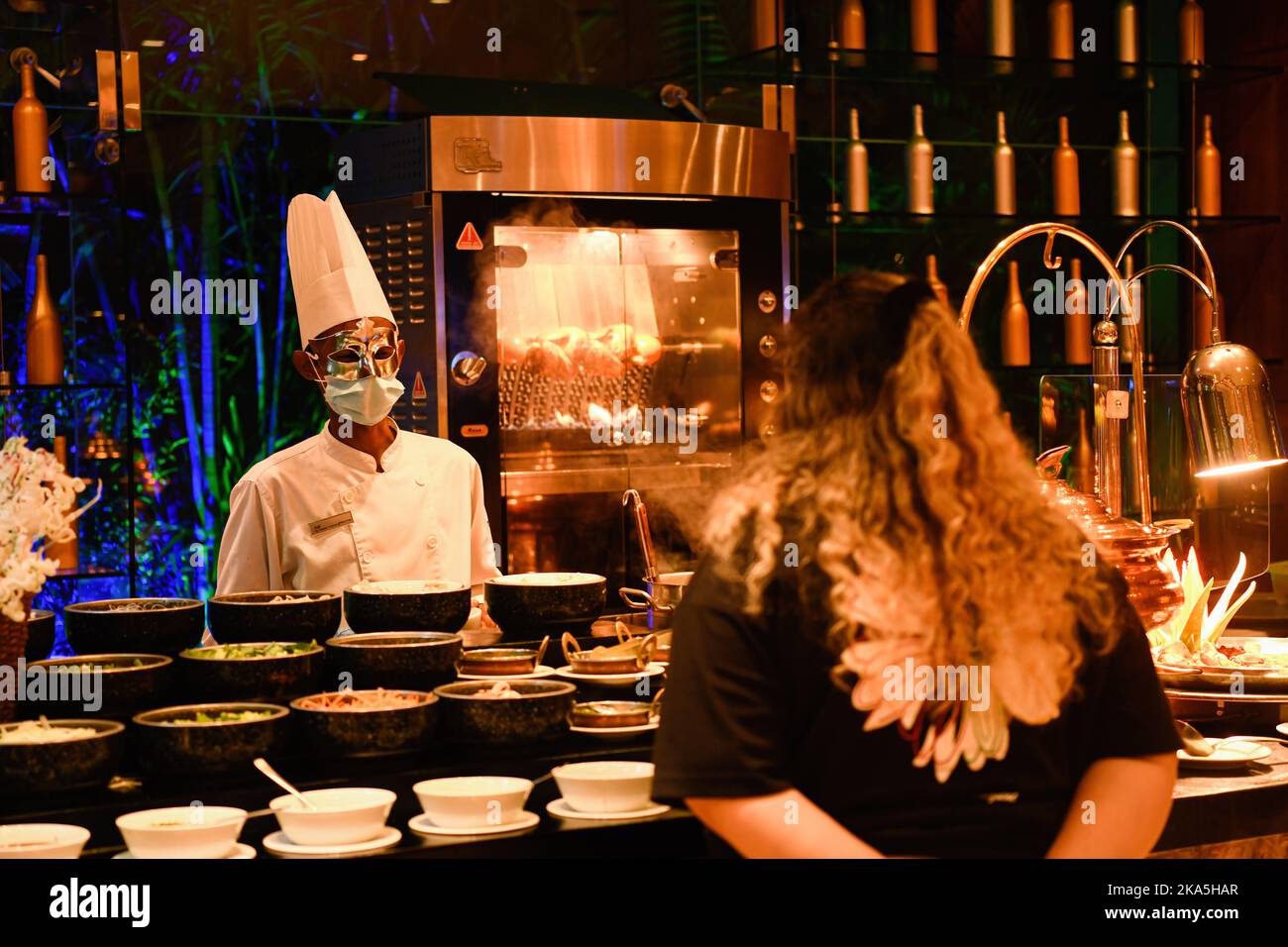 Dhaka, Bangladesch. 31. Oktober 2022. Halloween-Spezialitäten wurden in einem Restaurant in Dhaka serviert. Halloween oder Hallowe'en ist ein Fest, das in vielen Ländern jedes Jahr am 31. Oktober, dem Vorabend des westchristlichen Festes des Allerheiligen, gefeiert wird. Das Festival steht heute für Horrorfilme, Kostümfeste und Kürbisse. Halloween entstand mit einem alten keltischen Fest, bei dem Menschen Lagerfeuer anzündeten und Kostüme trugen, um Geister abzuwehren. Kredit: SOPA Images Limited/Alamy Live Nachrichten Stockfoto