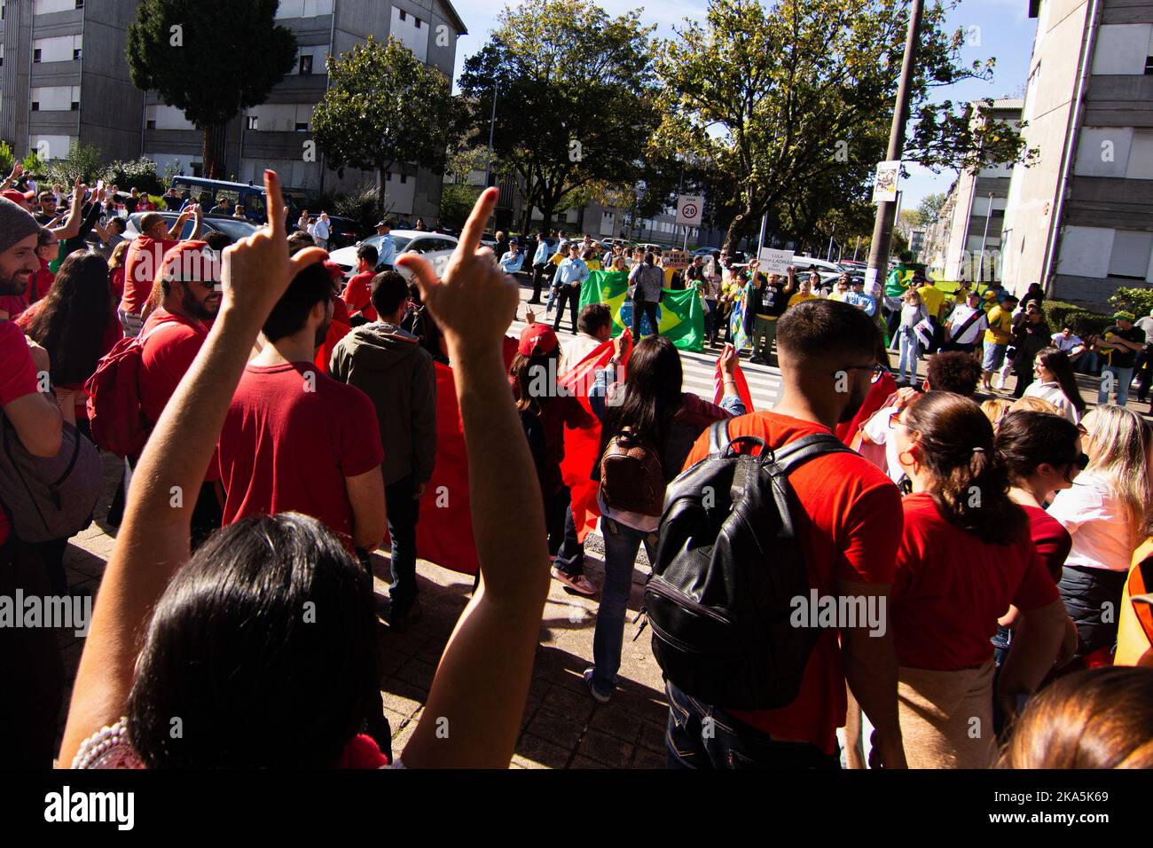 Porto, Portugal. 30. Oktober 2022. Anhänger von Lula da Silva demonstrieren während der Präsidentschaftswahlen in Porto vor einer kleinen Bolsonaro-Unterstützungsgruppe auf der anderen Straßenseite. Tausende Brasilianer stimmen in der Stadt Porto, Portugal, in einer überschwänglichen Atmosphäre ab. Trotz der überwiegenden Mehrheit der Anhänger von Lula waren Polizeiverstärkungen erforderlich, um die Ordnung aufrechtzuerhalten. Kredit: SOPA Images Limited/Alamy Live Nachrichten Stockfoto