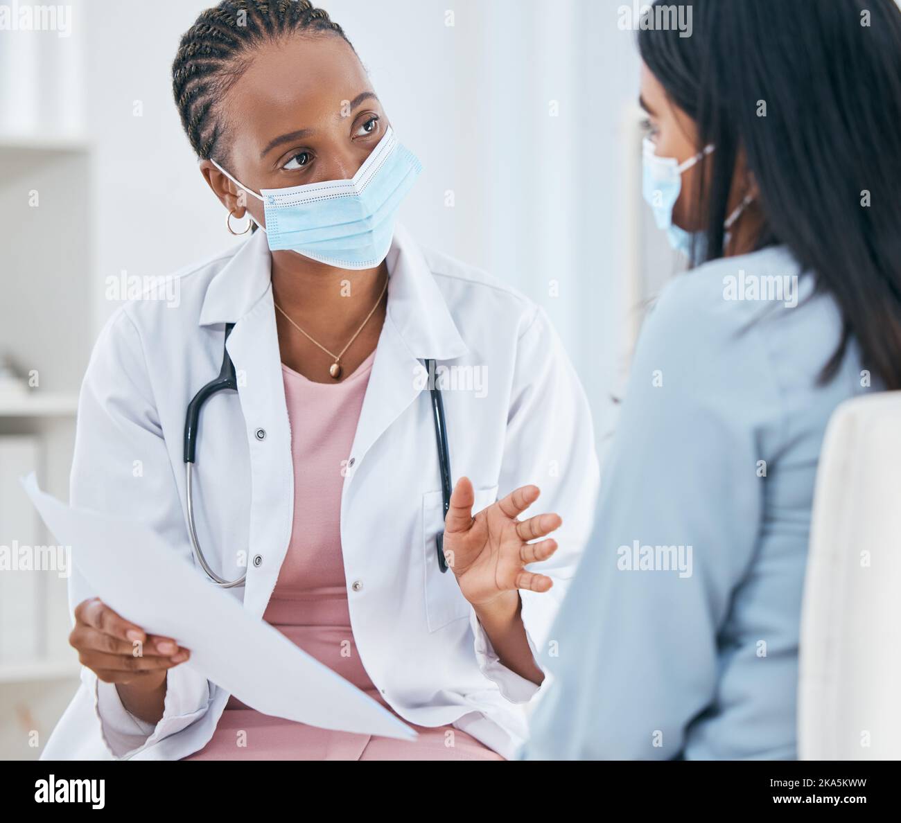 Arzt Beratung Patient, medizinische Maske und Kommunikation Gesundheit Wellness. Professionelle Klinik Krankenschwester, Chirurgie Beratung Gespräch und Gesundheit Stockfoto