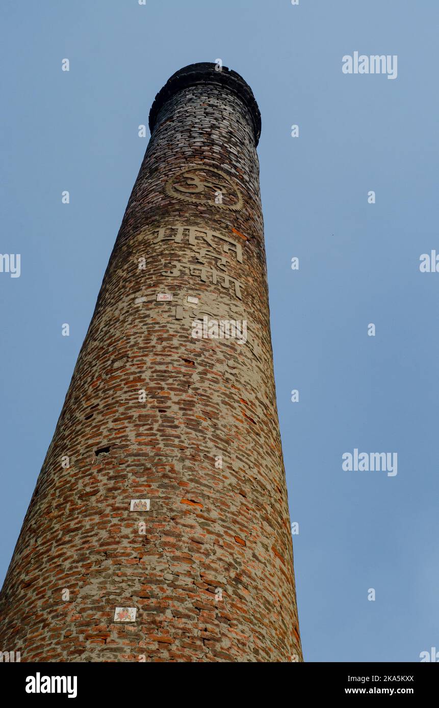 Schornstein in einer Ziegelfabrik mit hinduistischen Symbolen Stockfoto