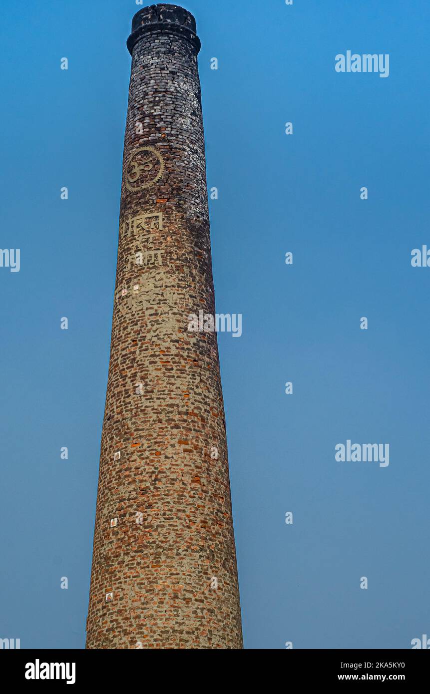 Schornstein in einer Ziegelfabrik mit hinduistischen Symbolen Stockfoto