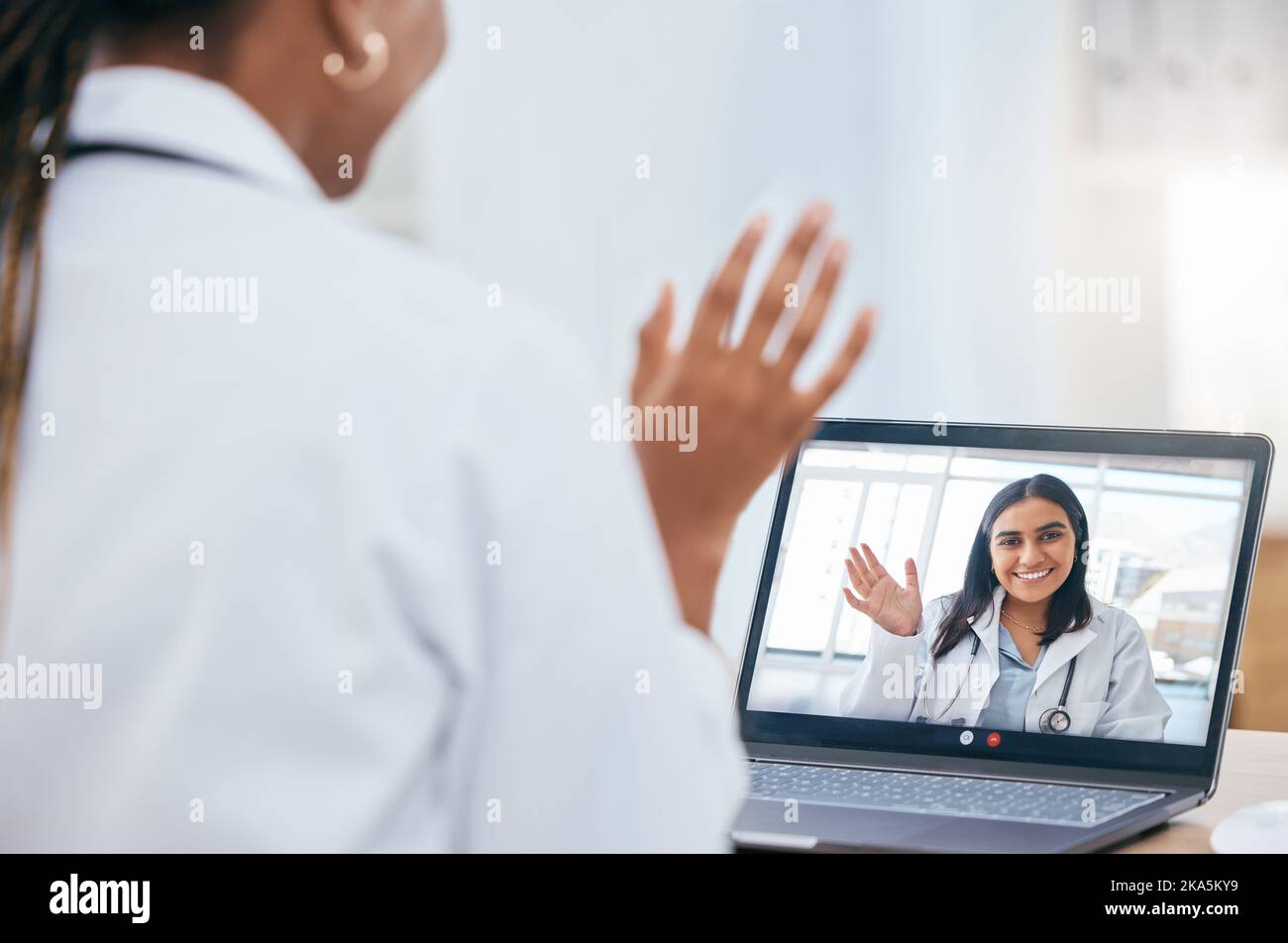 Online-Meetings, Videoanruf und Ärzte, die sich im Büro eines Krankenhauses mit Technologie auf einem Laptop unterhalten. Welle, Gesundheitswesen und medizinische Fachkräfte Stockfoto