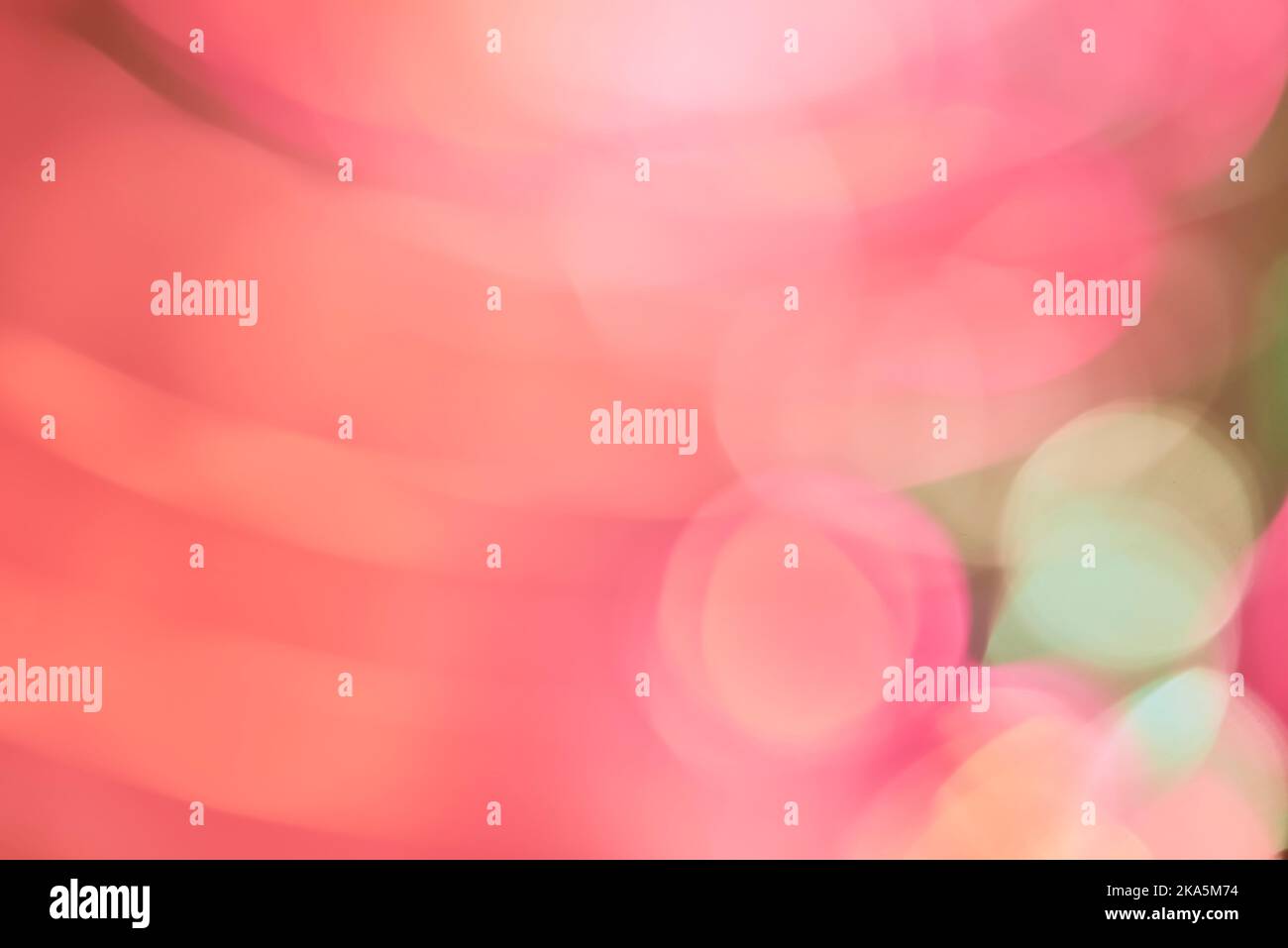 Abstrakter romantischer Hintergrund in sanften Pastelltönen, dynamisches Design mit Lichtern in verblichenem Pink und etwas hellem Grün. Stockfoto