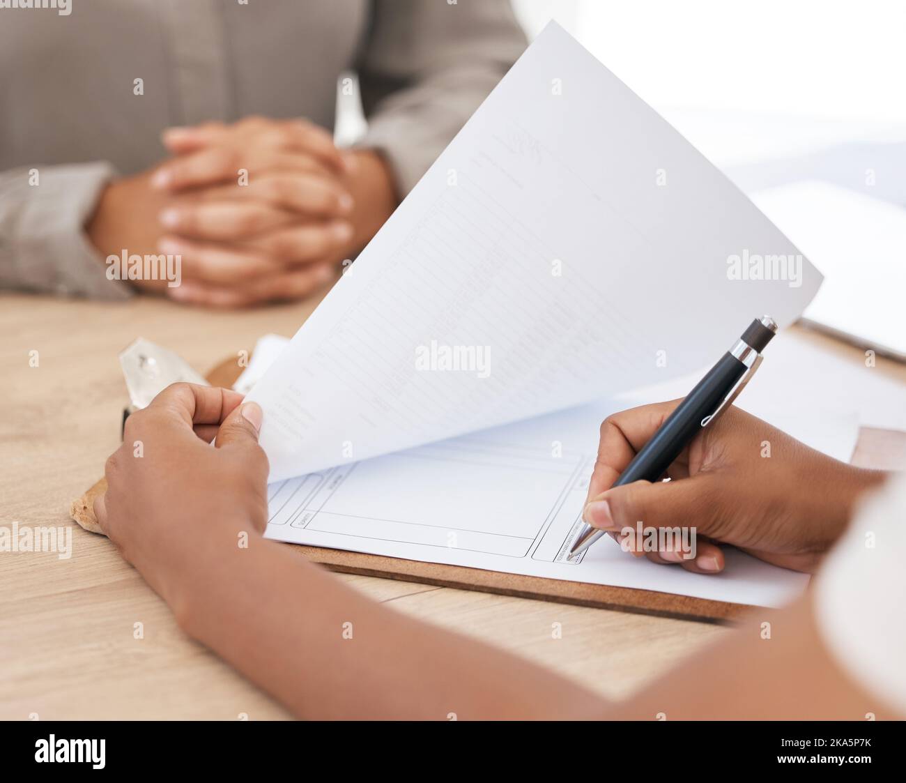 Rechtsdokumente, Unterschrift und Dokument in einem Büro für ein Interview, ein Versicherungsformular oder einen Vertrag mit dem Agenten während eines Meetings. Frau, die auf Papier schreibt Stockfoto