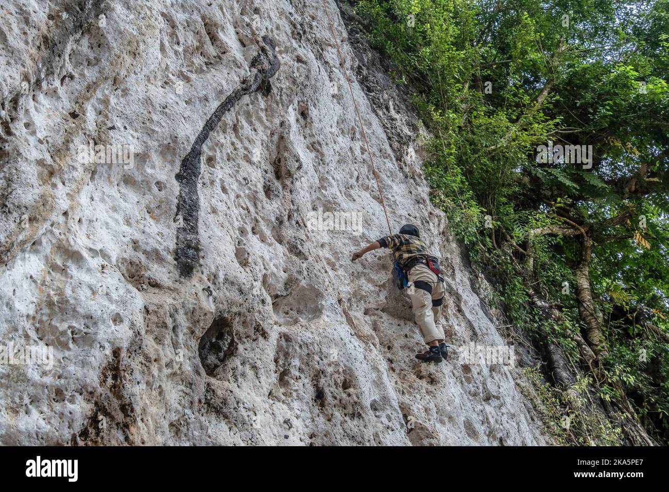 Kendari, Indonesien. 30. Oktober 2022. Ein Besucher versucht, auf die Spitze der Karstklippen in Konawe zu klettern. Sawapudo Cliff, das Karstfelsen mit einer Höhe von etwa 20 Metern hat, wird von vielen Touristen und Naturliebhabern als Klettergebiet besucht. (Foto von Andry Denisah/SOPA Images/Sipa USA) Quelle: SIPA USA/Alamy Live News Stockfoto