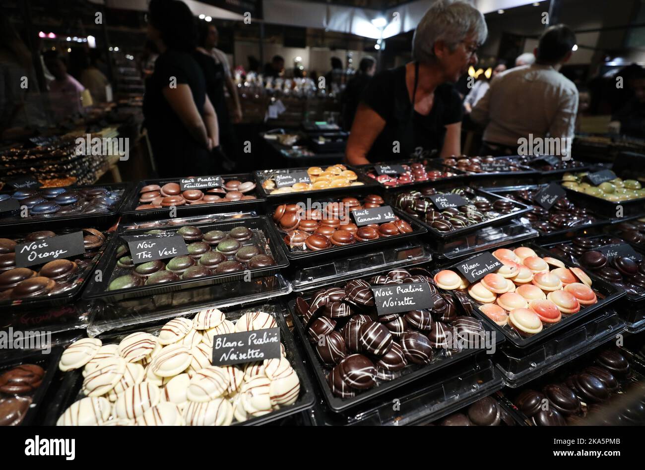 Paris, Frankreich. 31. Oktober 2022. Pralinen werden im Salon du Chocolat 27. auf der Versailles Expo in Paris, Frankreich, am 31. Oktober 2022 ausgestellt. Der Salon du Chocolat (Schokoladenmesse) 27. fand vom 28. Oktober bis 1. November statt. Kredit: Gao Jing/Xinhua/Alamy Live Nachrichten Stockfoto