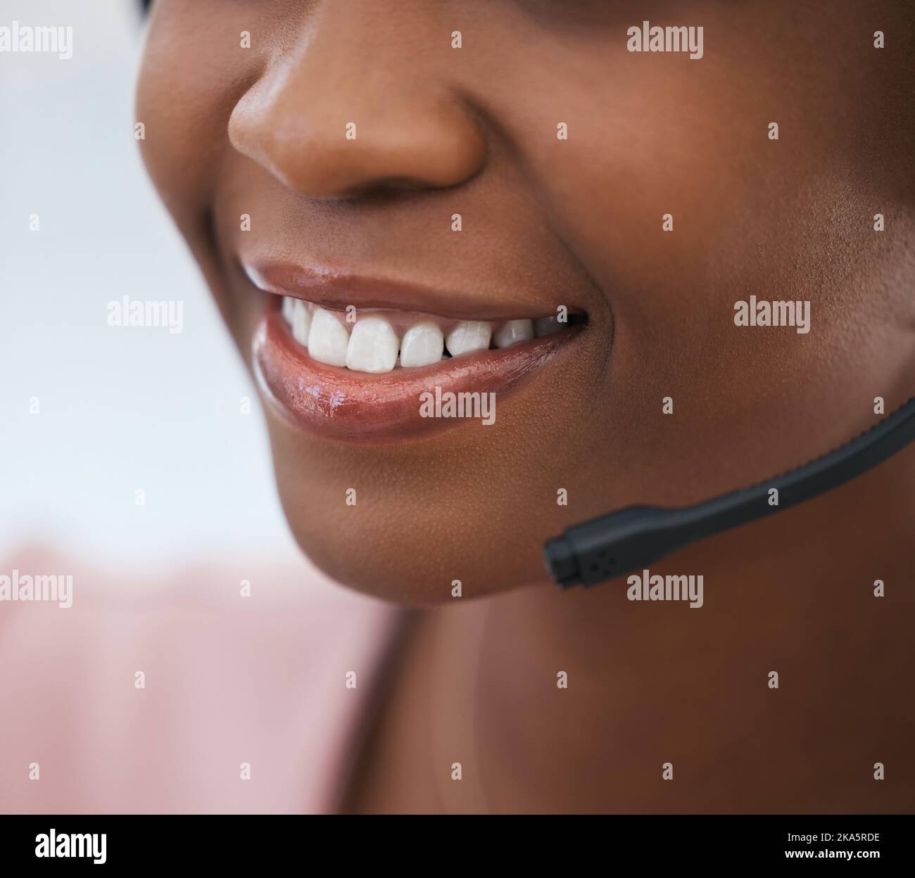 Gesicht, Mund und lächelnder Kundendienstbediener mit Kundenberatung über ein Headset. Support, Telemarketing und kontaktieren Sie uns mit Callcenter-Mitarbeitern Stockfoto