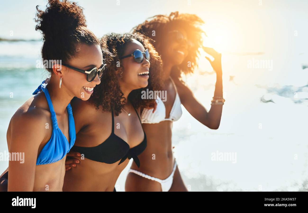 Was wäre das Leben ohne beste Freunde. Eine Gruppe glücklicher junger Frauen, die gemeinsam am Strand Spaß haben. Stockfoto