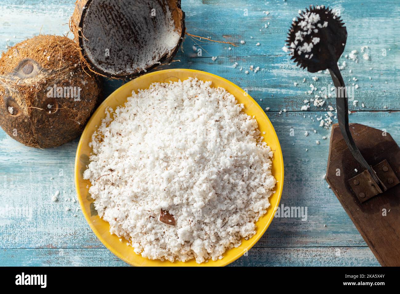 Muscheln und Boden mit Schaber auf einem blauen Holztisch Stockfoto