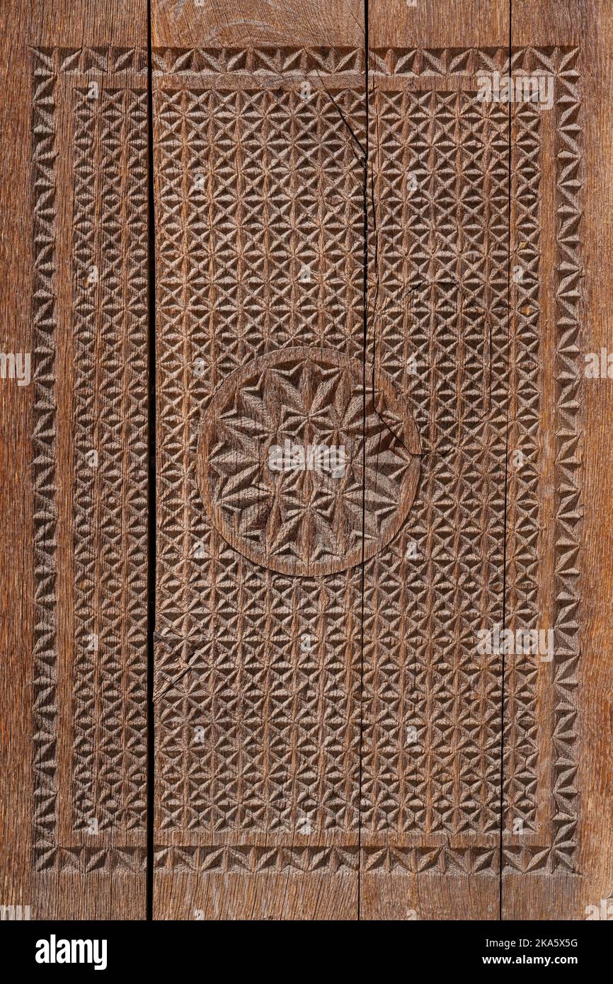 Detail der alten hölzernen Madrasa Tür mit komplizierten alten traditionellen islamischen geometrischen und floralen Design mit Solar-Motiv, Hisor, Tadschikistan Stockfoto