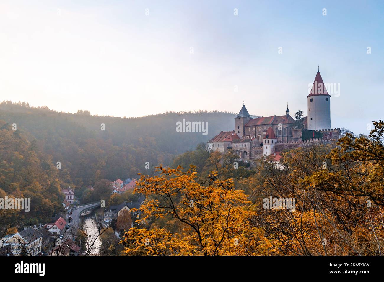 Die Burg Krivoklat ist eine königliche gotische Festung der tschechischen Republik. Tschechien. Stockfoto