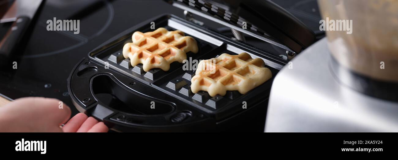 Heart shaped waffle in waffle iron -Fotos und -Bildmaterial in hoher  Auflösung – Alamy