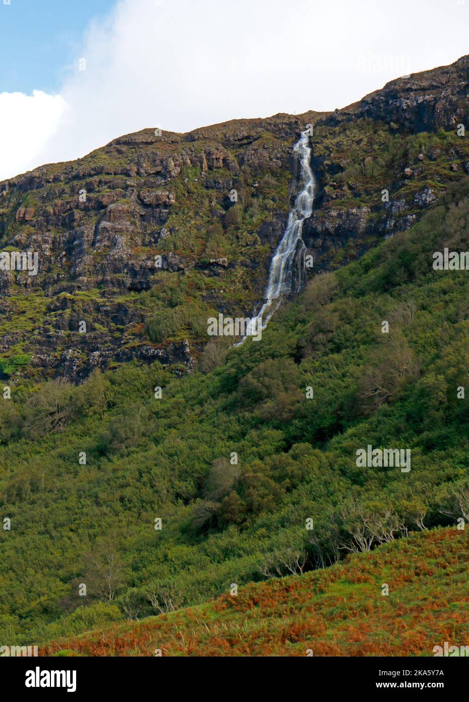 Blick auf die geologisch wichtigen Klippen von Gribun mit Wasserfall bei Balnahard an der Westküste der Isle of Mull, Schottland. Stockfoto