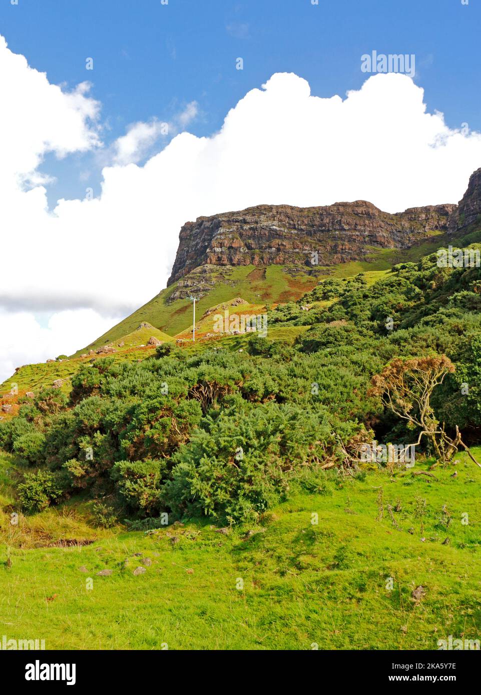 Ein Blick auf die geologisch wichtigen Gribun Cliffs, die sich dem Loch Na Keal, der Isle of Mull, Argyll und Bute, Schottland, nähern. Stockfoto
