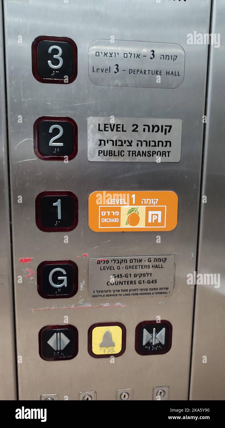 Tel-Aviv Israel Naher Osten , Oktober 20 2022 Ben Gurion Airport Buttons information for passagents in the lift Stockfoto