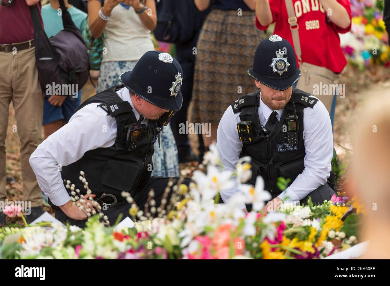 TW-Polizeibeamte betrachten die blumigen Tribute im Green Park, die von Trauernden anlässlich des Todes von Königin Elizabeth II. Hinterlassen wurden. Green Park, London, Großbritannien. 11. September 2 Stockfoto