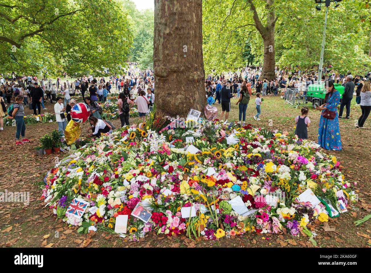 Menschen, die die Blumen-Tribute im Green Park betrachten, die von Trauernden zum Anlass des Todes von Königin Elizabeth II. Hinterlassen wurden. Green Park, London, Großbritannien. 11. September 2022 Stockfoto