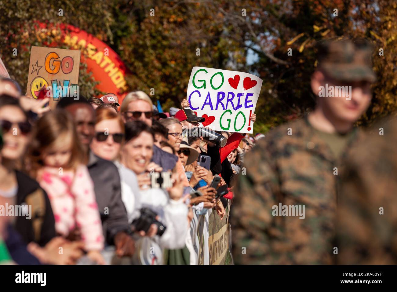 Washington, Usa. 30. Oktober 2022. Während des Marine Corps Marathons 2022 stehen Zuschauer auf den letzten 0,2 Meilen, viele davon mit ermutigenden Schildern. Die jährliche Veranstaltung zieht Zehntausende von Läufern an, und Menschen aus allen 50 US-Bundesstaaten und 48 Ländern nahmen an dem diesjährigen Rennen Teil. (Foto von Allison Bailey/SOPA Images/Sipa USA) Quelle: SIPA USA/Alamy Live News Stockfoto