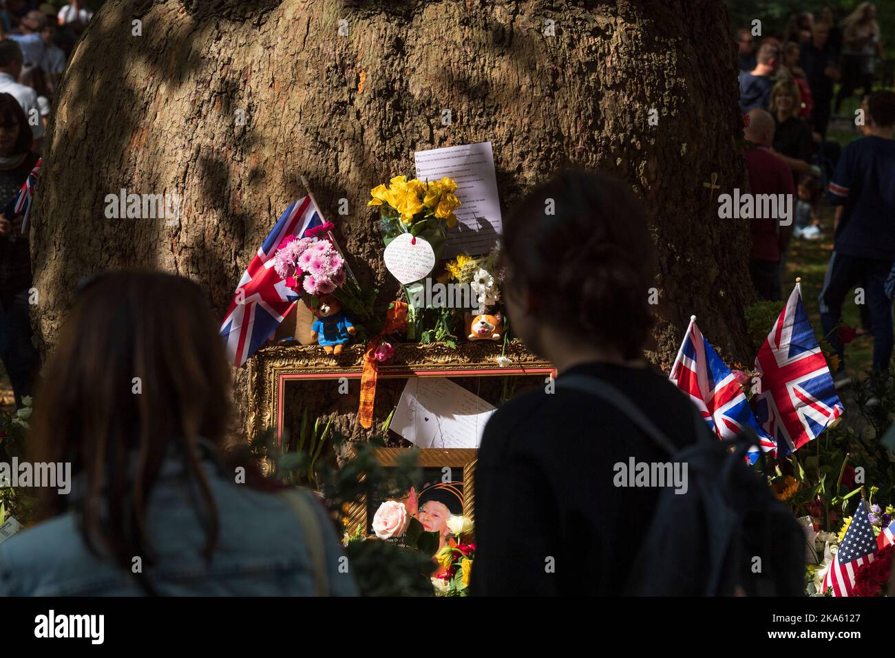 Menschen, die die Blumen-Tribute im Green Park betrachten, die von Trauernden zum Anlass des Todes von Königin Elizabeth II. Hinterlassen wurden. Green Park, London, Großbritannien. 11. September 2022 Stockfoto