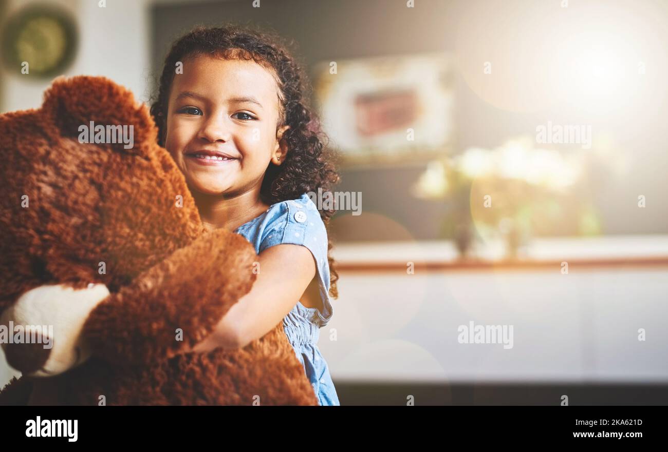 Hes mein bäriger bester Freund. Porträt eines kleinen Mädchens, das ihren Teddybären zu Hause hält. Stockfoto