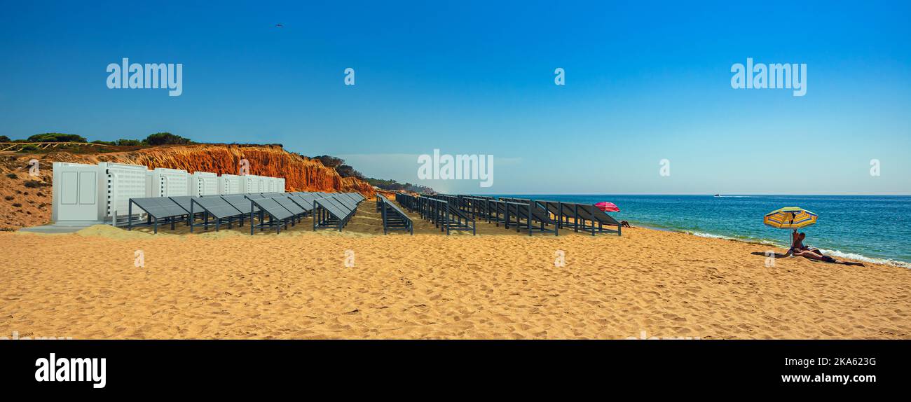 Ein modernes Solarfeld mit Batteriespeicher in der Natur Stockfoto