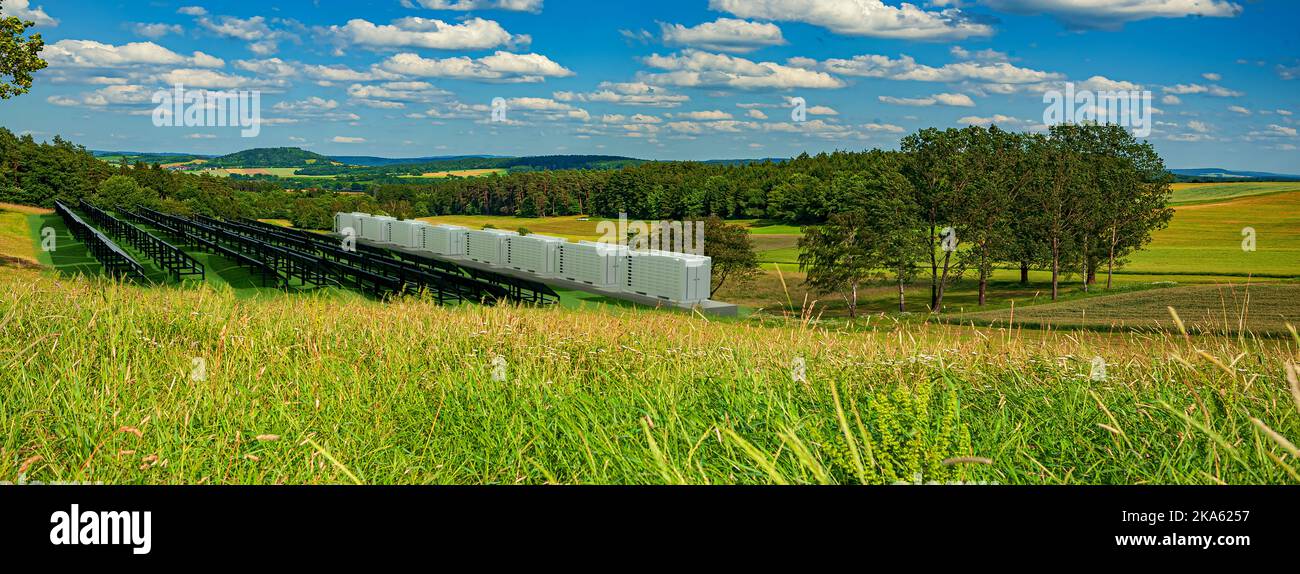 Ein modernes Solarfeld mit Batteriespeicher in der Natur Stockfoto