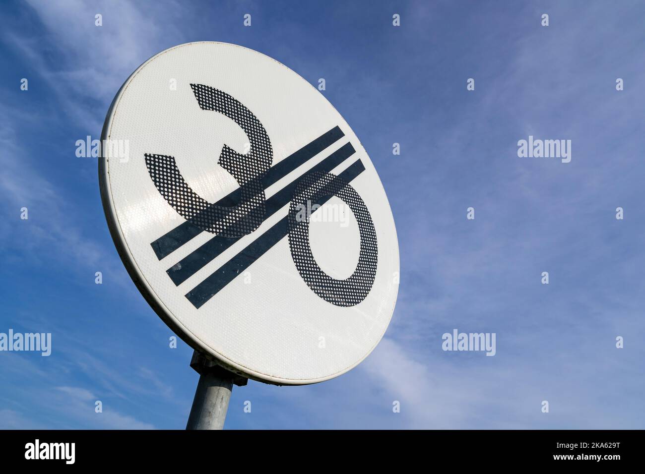 Holländisches Straßenschild: Ende der 30 km/h Geschwindigkeitsbegrenzung Stockfoto