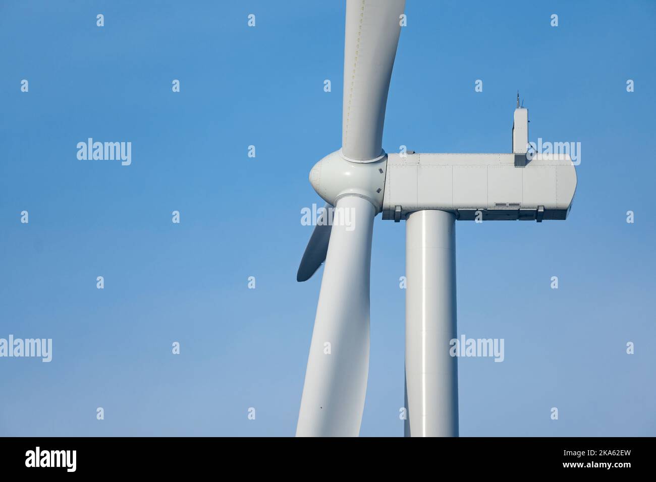 Windturbine gegen blauen Himmel Stockfoto