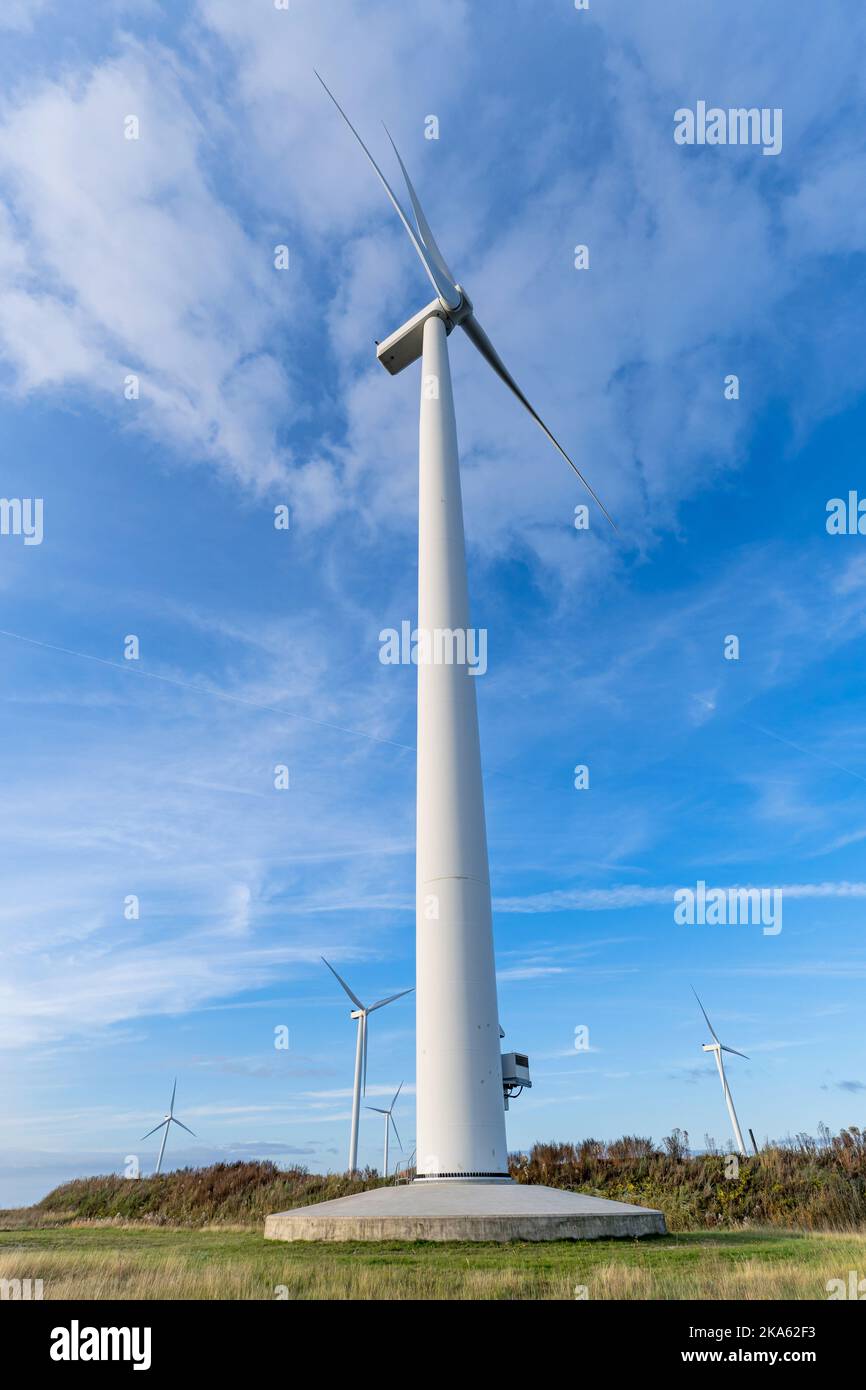 Windturbine gegen blauen Himmel Stockfoto