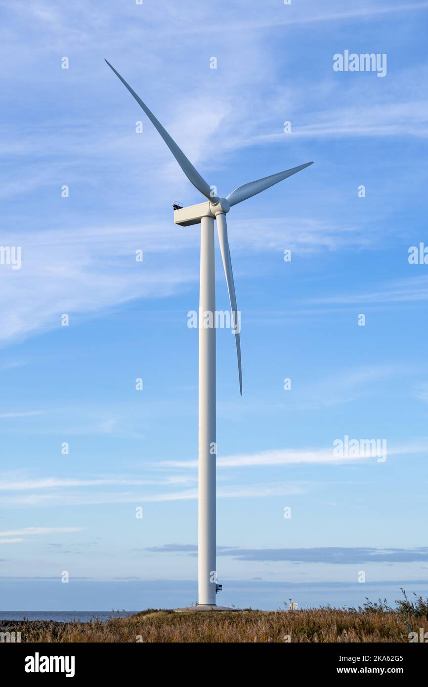Windturbine gegen blauen Himmel Stockfoto