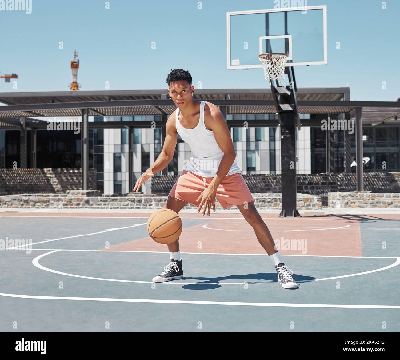 Basketball, Fitness und schwarzer Mann auf dem Basketballplatz, Sportportrait und aktiver Lebensstil mit Bewegung im Freien. Junger Basketballspieler, Workout Stockfoto